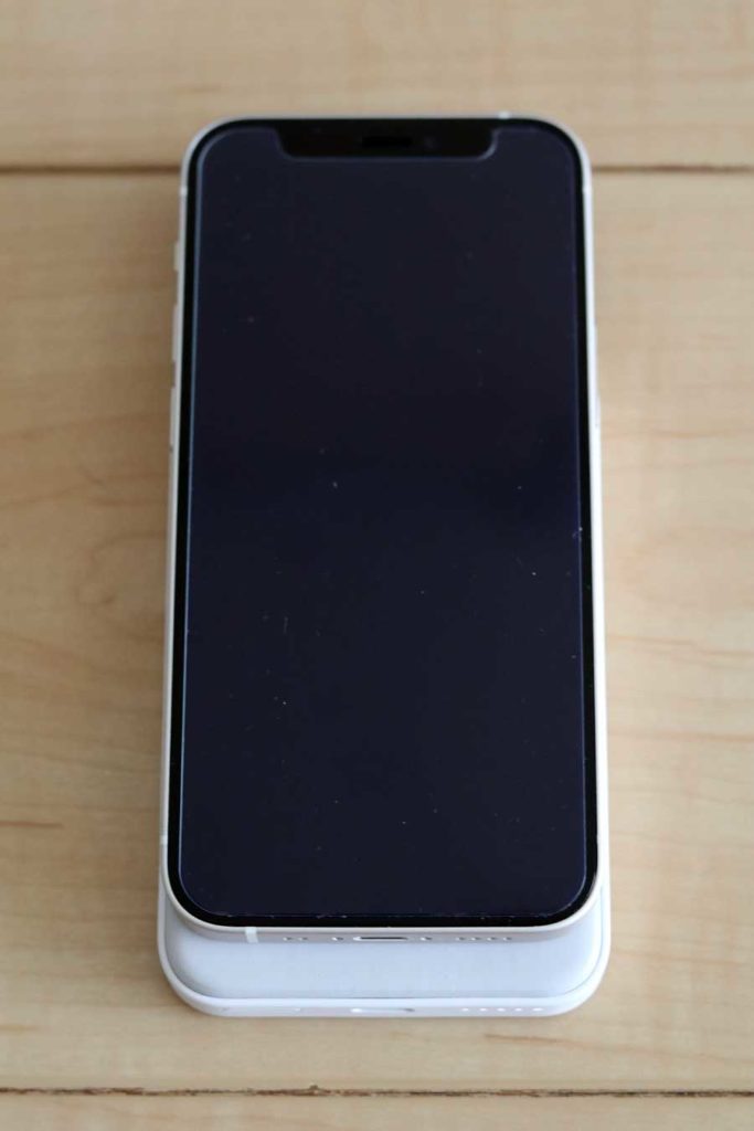 Anker 622 Magnetic Battery iPhone 12 miniだと少しはみ出ます。