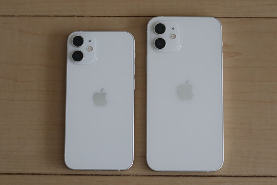 左 iPhone 12 mini、右 iPhone 12